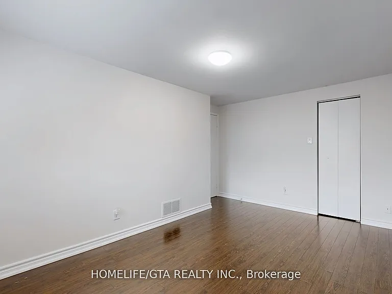 8 Whiteleas Ave — Photo 32