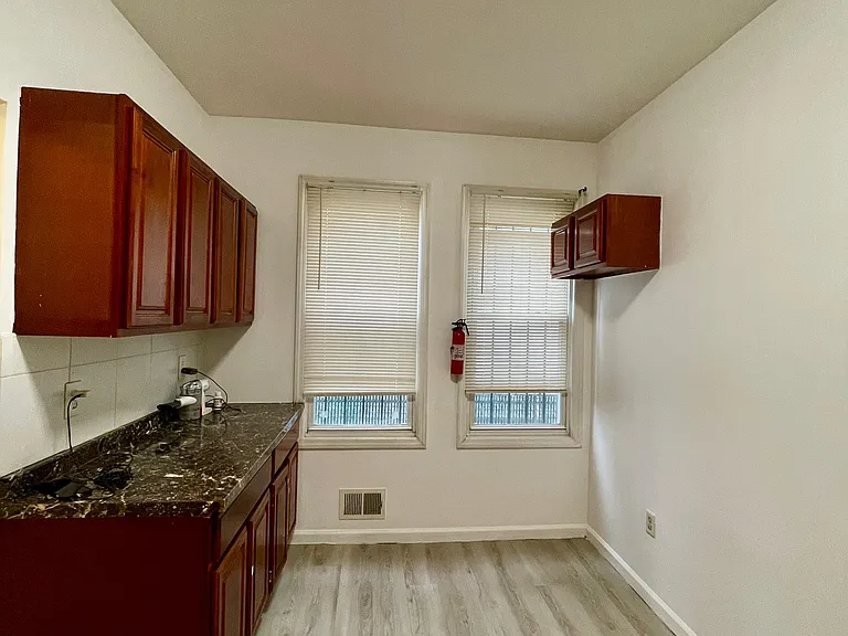218 Columbia Ave #1R — Photo 13