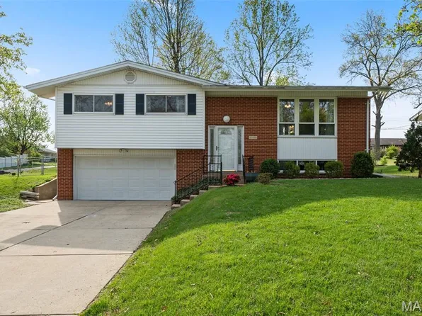 5100 Caribee Dr, Saint Louis, MO 63128