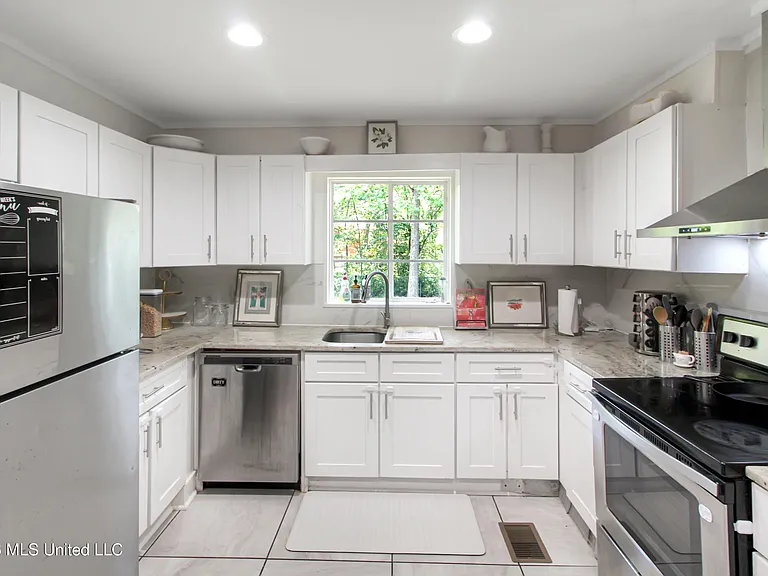 1849 Parkridge Dr — Photo 10