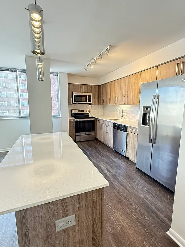 Studio, 1.0 bath, 560 sqft, $1,900 — Photo 1