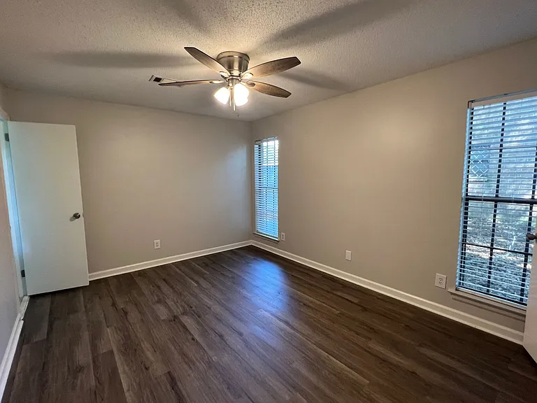 3233 Hillcrest Ln — Photo 13