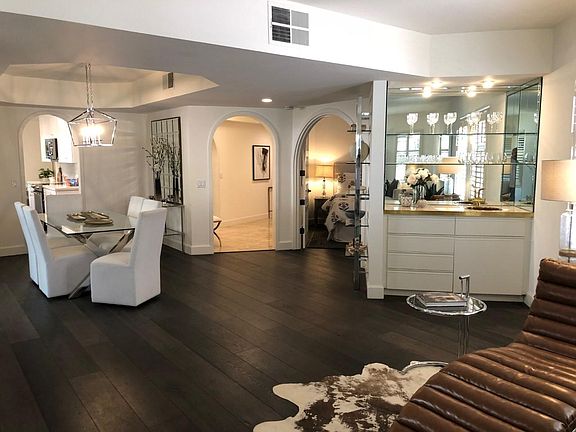 Wet Bar and Dinning Area