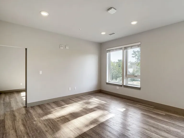 4923 King St — Photo 1