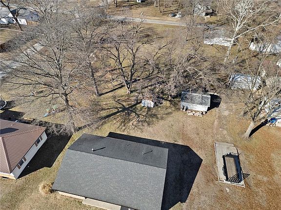 4th image of 210 E Walnut St