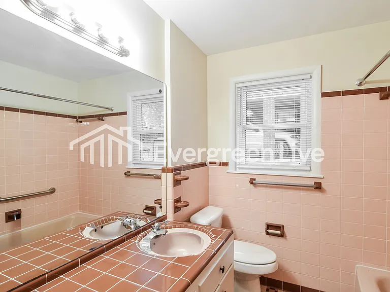 515 Chatsworth Dr — Photo 6