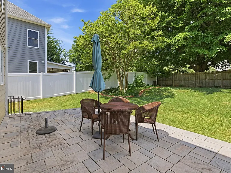 2233 N Underwood St — Photo 58