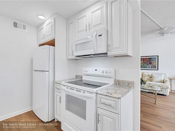 4th image of 3083 Newport Dr S Unit 3083