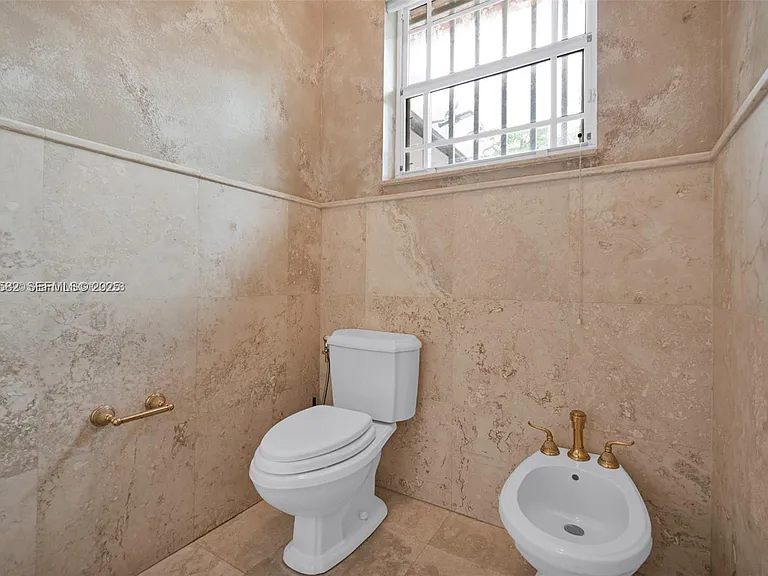 5750 SW 67th Ave — Photo 10