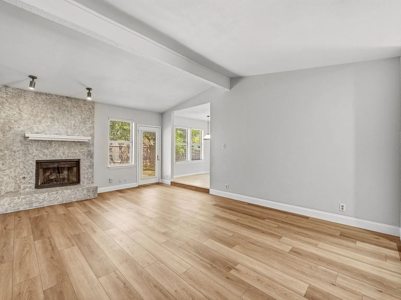 3 bed, 2.0 bath, 1500 sqft, $2,100 — Photo 4