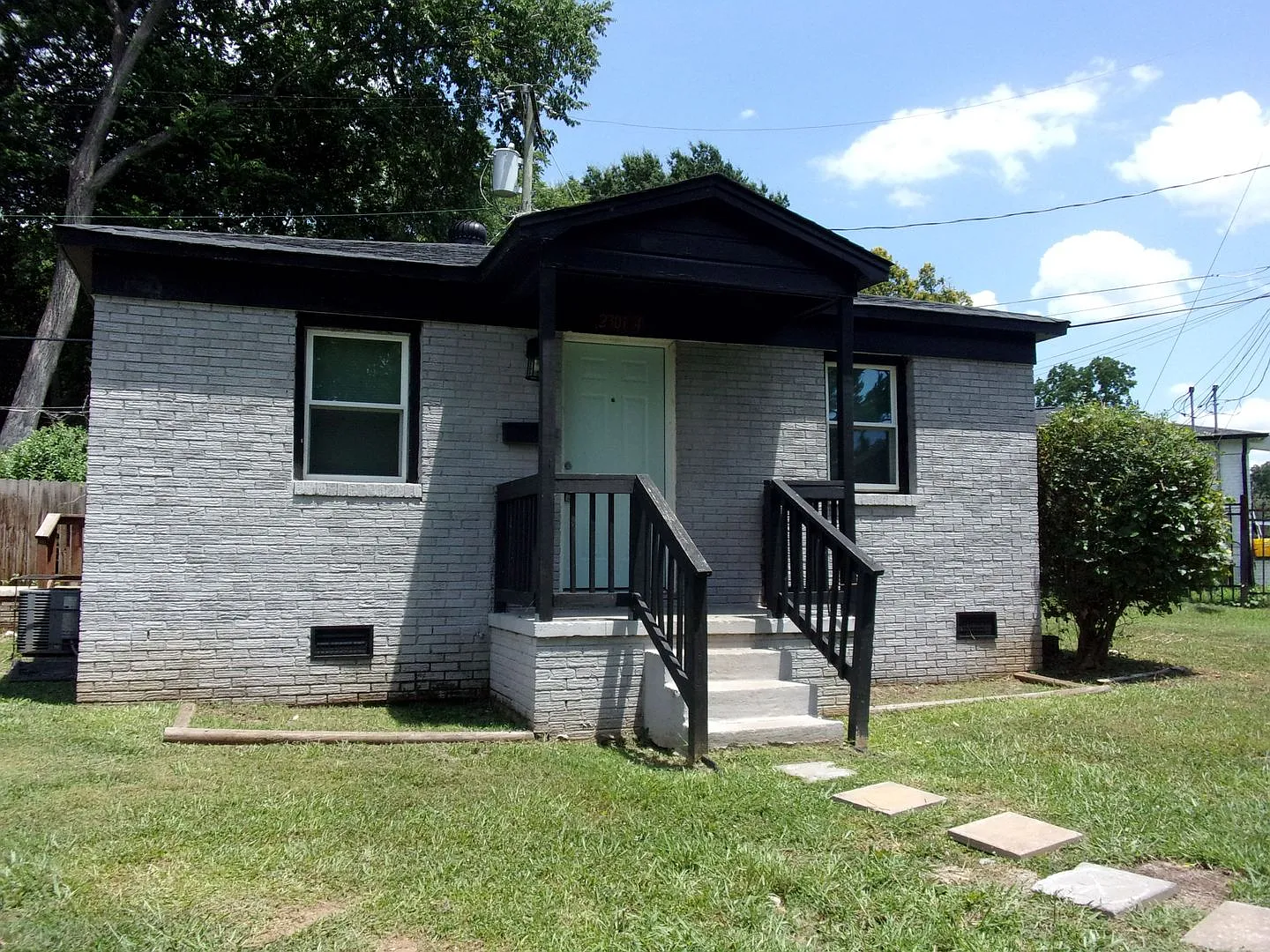 2 Bedroom 1 Bath Home Minutes from Uptown Charlotte — Photo 1