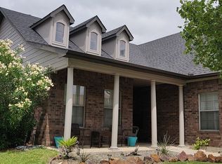 2833 Greenway Dr, Burleson, TX 76028