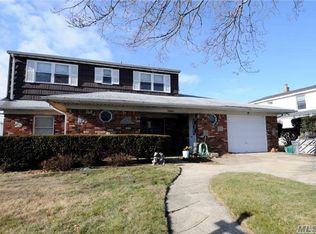 18 Locustwood Ln, Levittown, NY 11756