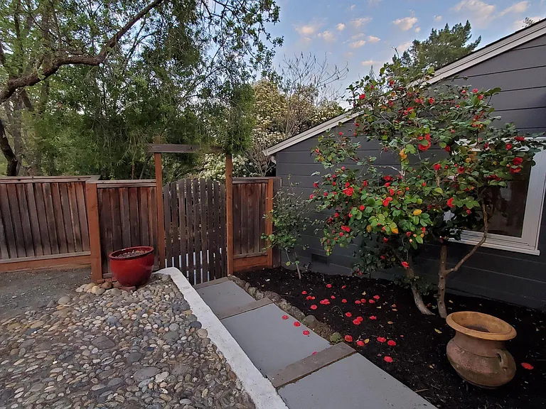 925 Hawthorn Dr — Photo 31