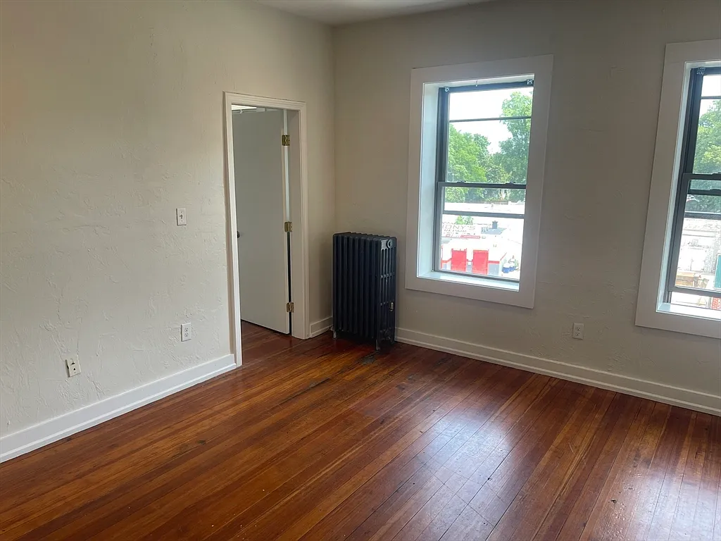 3 bed, 1.0 bath, 1050 sqft, $2,500 — Photo 1