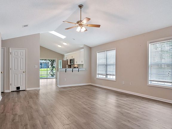 4th image of 4 Devon Ct
