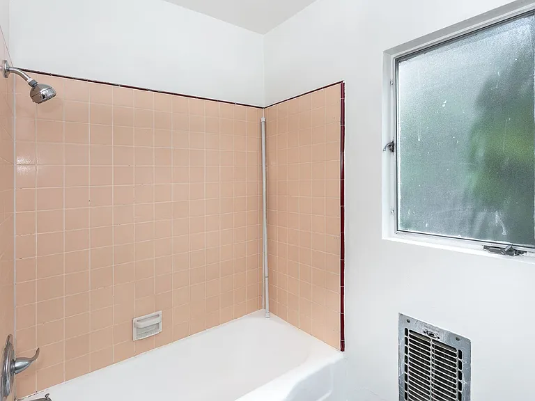 1041 S Wooster St — Photo 16