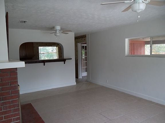 Large living room with pass through to kitchen