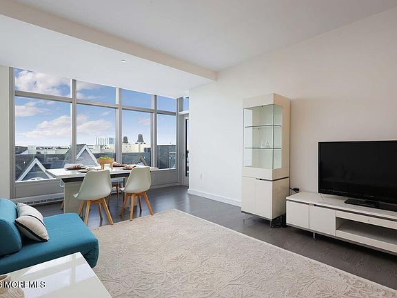 4th image of 20 Melrose Ter #502