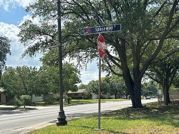 4th image of 433 Spaceway Ln