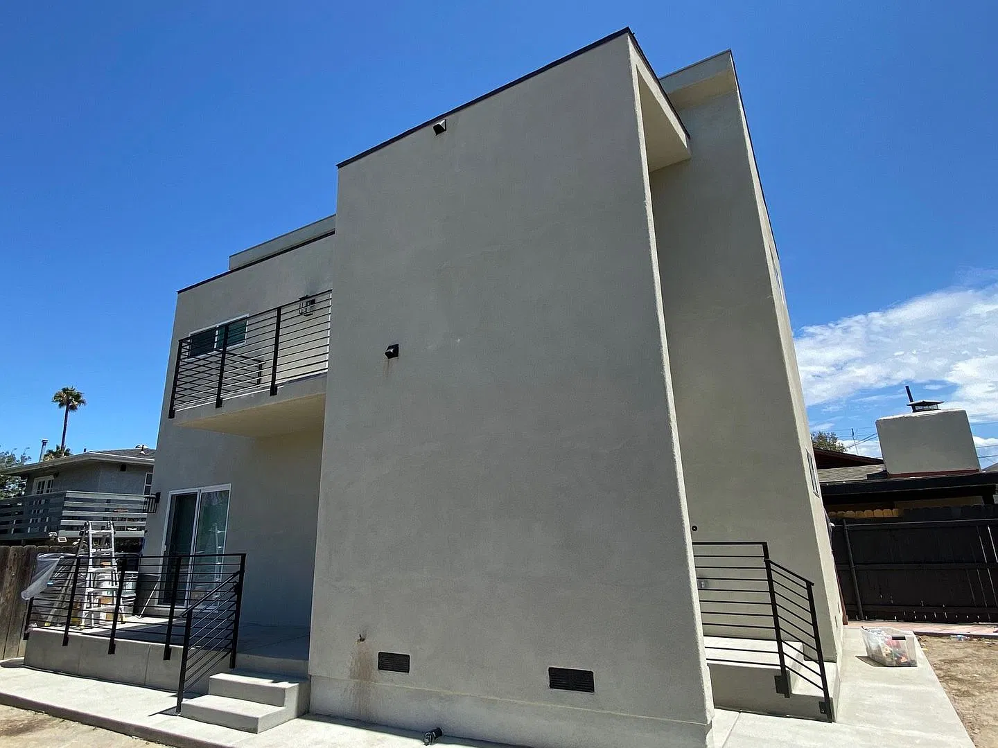 Private Entry & Yard — Photo 2