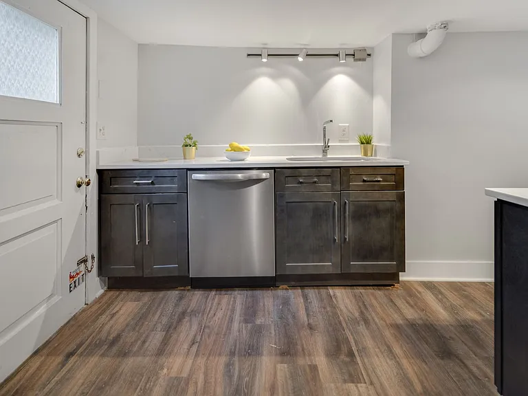 404 University Ave — Photo 23