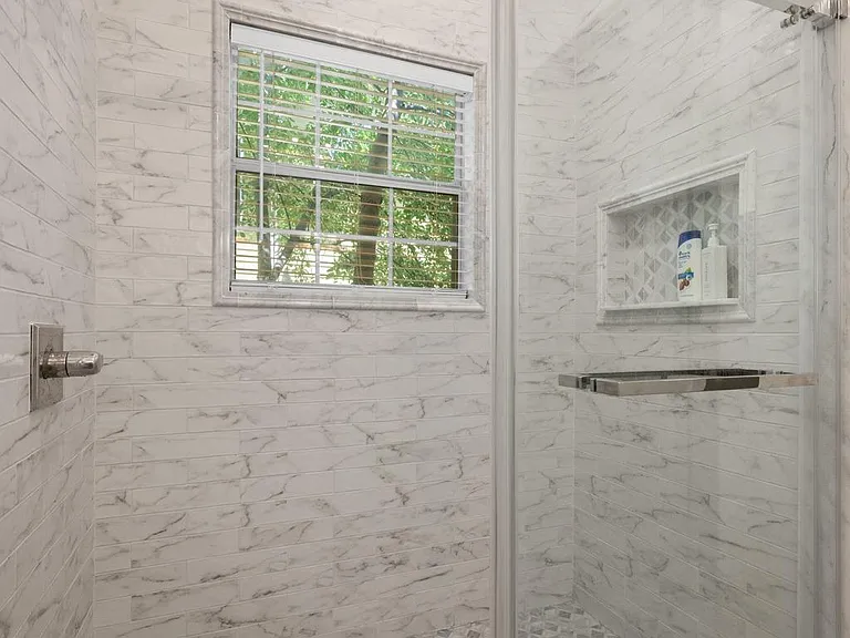 303 Lakeway Dr — Photo 19
