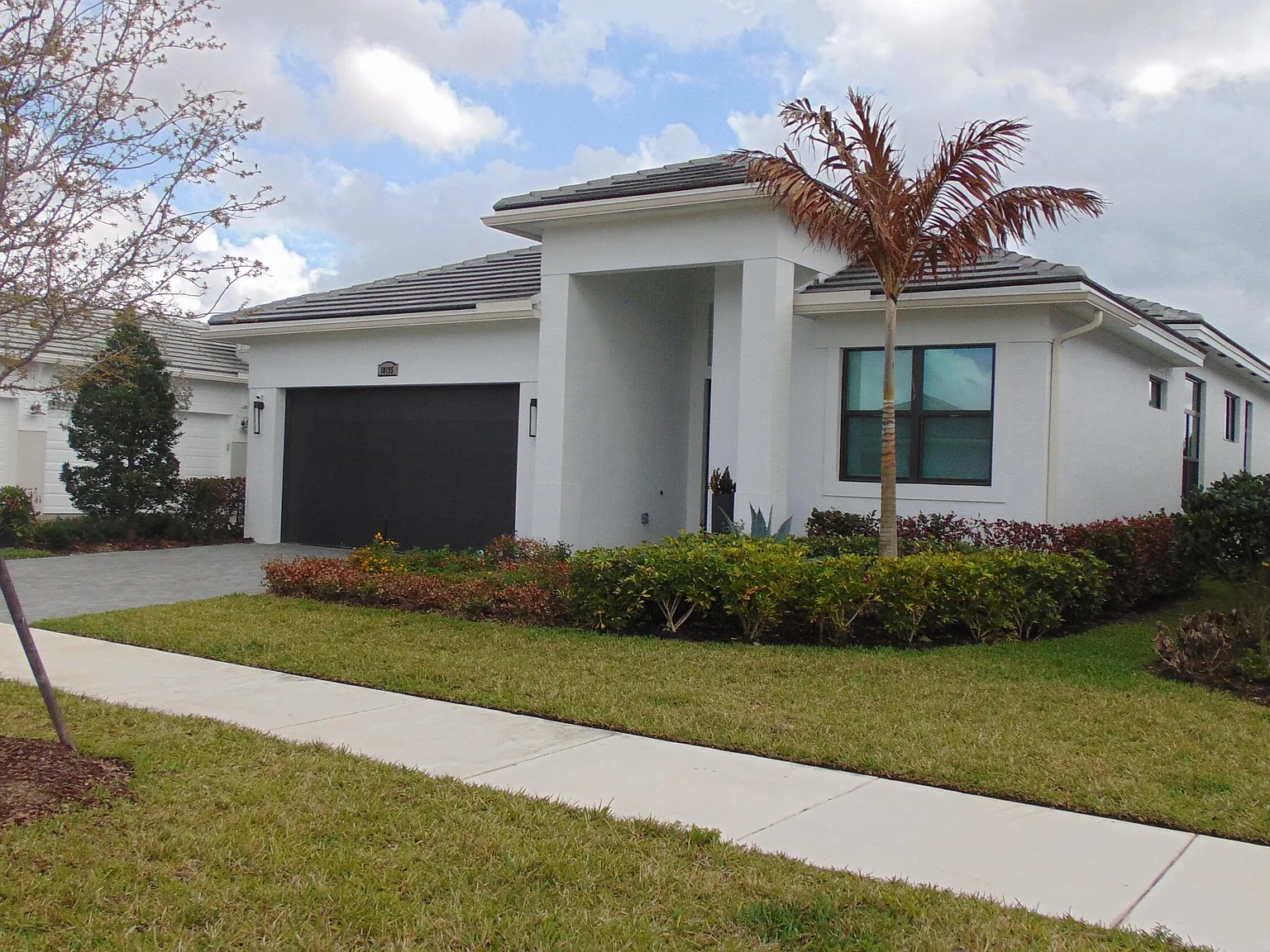 3 bed, 3.0 bath, 2289 sqft, $4,000 — Photo 3