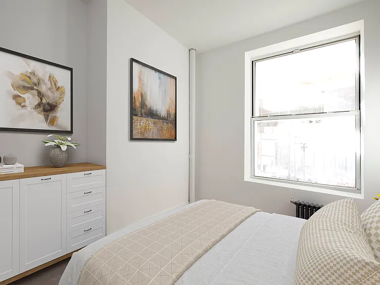 229 E 11th St #1A — Photo 4