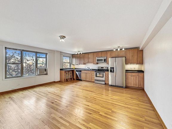 5th image of 2606 W Balmoral Ave APT 210