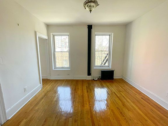 2nd image of 220 Waverly Pl APT 5