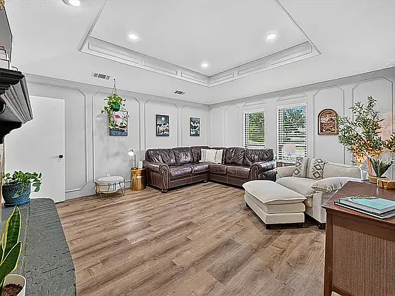 2226 Carmel Dr — Photo 2