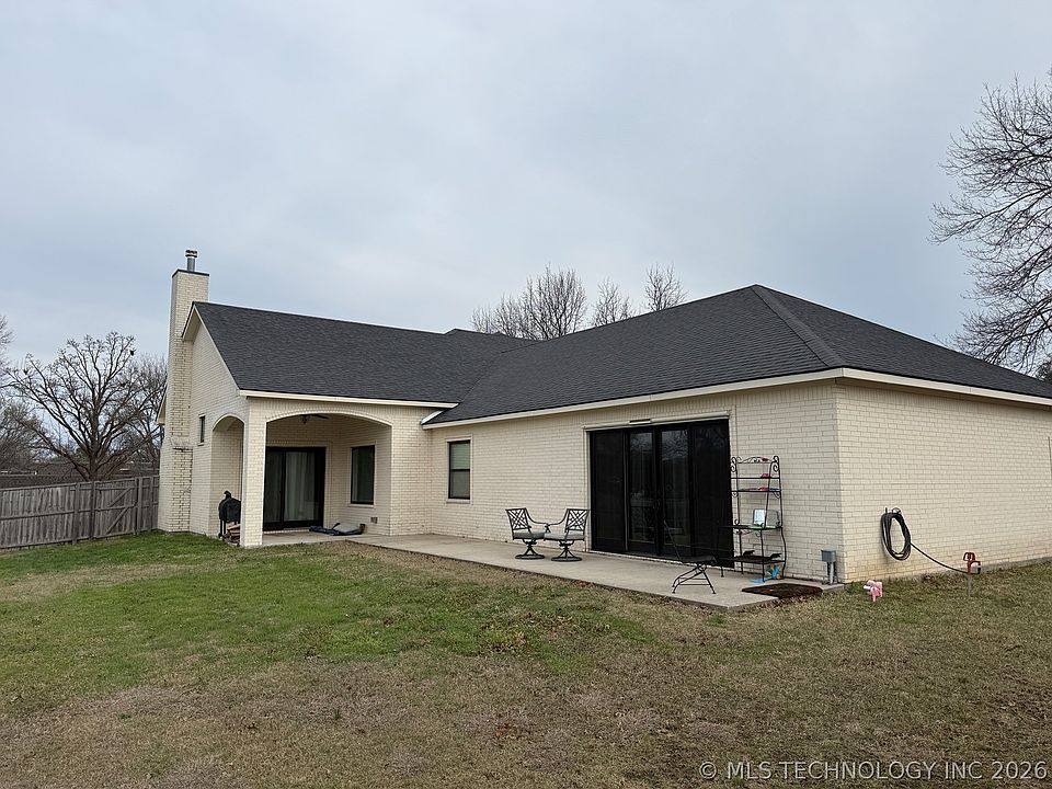 1st image of 801 Ridgecrest St