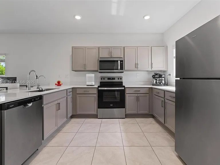 377 NE 1st Dr — Photo 1