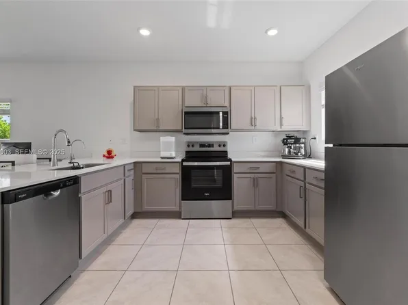 377 NE 1st Dr, Homestead, FL 33034