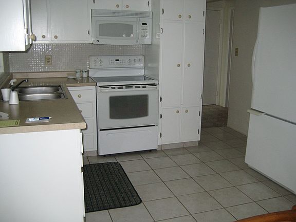 4th image of 2128 Holiday Dr
