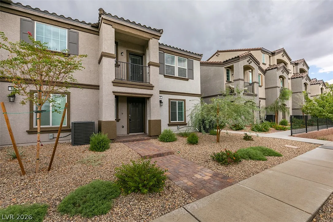 3 bed, 2.0 bath, 1376 sqft, $1,895 — Photo 2