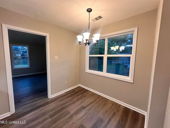 4th image of 3815 Woodland Dr
