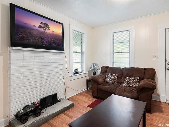 3rd image of 1567 NE 5th Pl