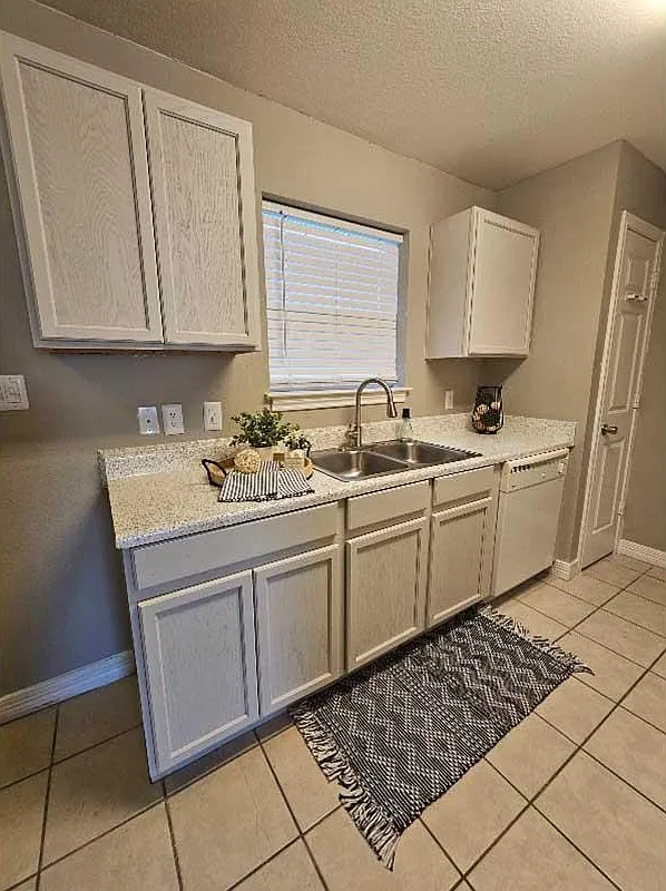 Royal Manor Townhomes — Photo 4