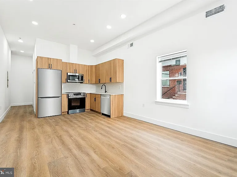 2424 W Thompson St #3 — Photo 3