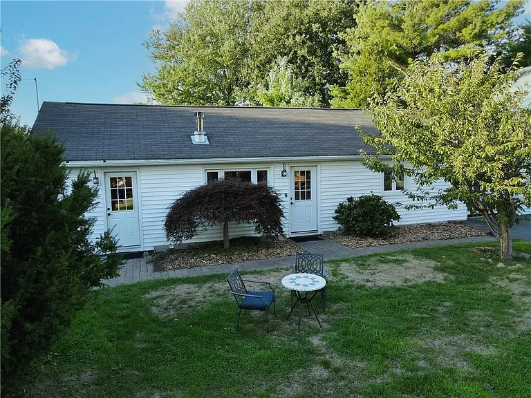 534 Aquidneck Ave #A — Photo 49