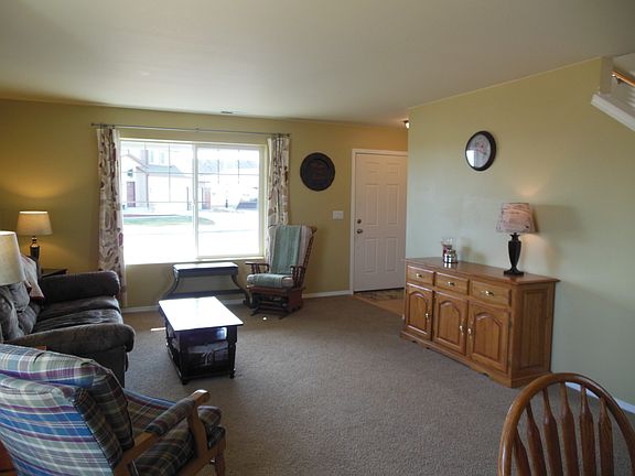 Living room/entry