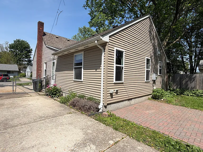 2316 Harris St — Photo 4