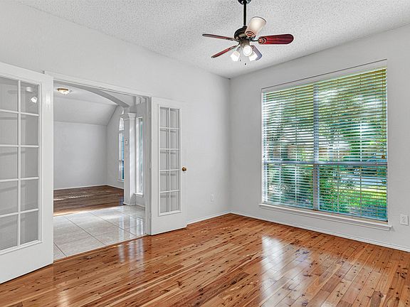 5th image of 1303 Hillcrest Dr
