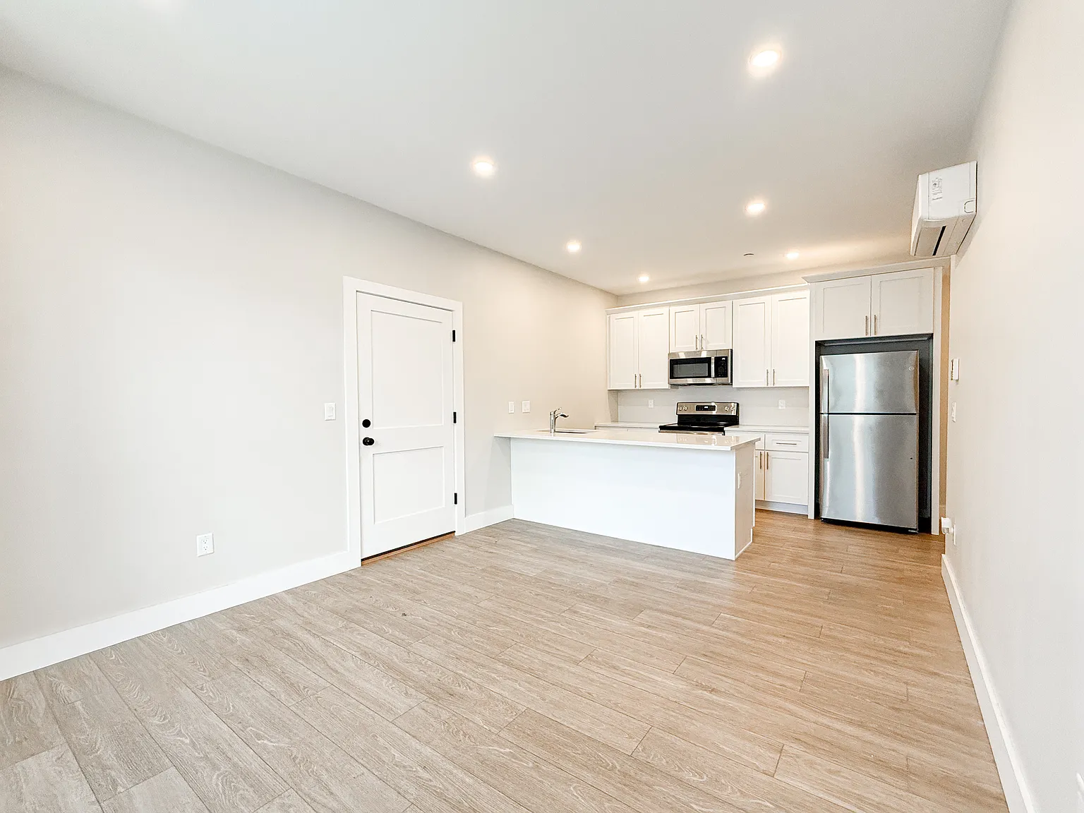 2 bed, 875 sqft, $3,000 — Photo 4