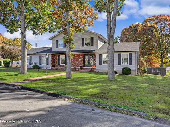 515 Woodhaven Rd, Peckville, PA 18452