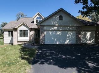1890 Woodstone Dr, Victoria, MN 55386