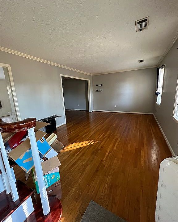 1st image of 160 Lilac Ln