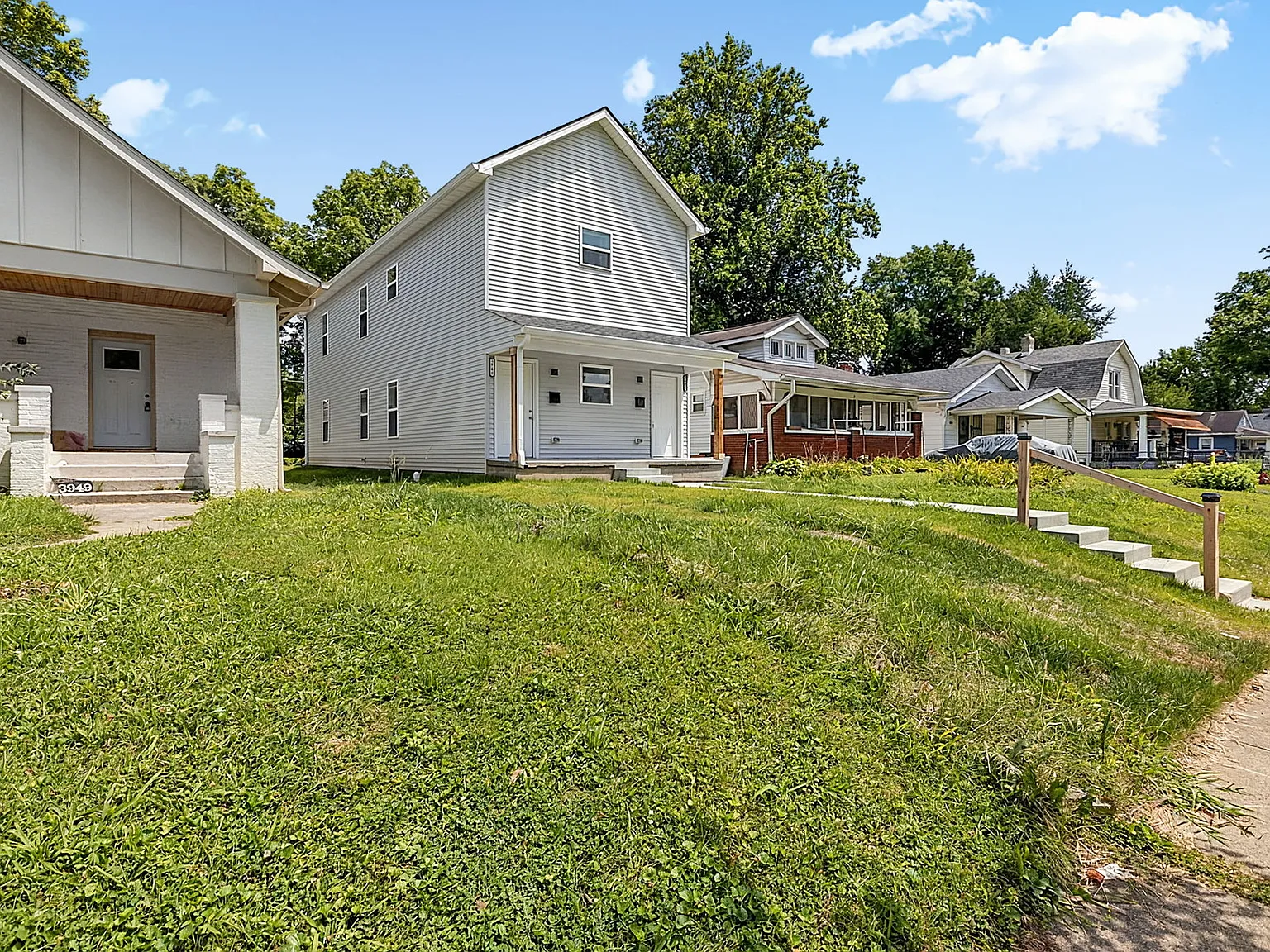3947 Rookwood Ave — Photo 2